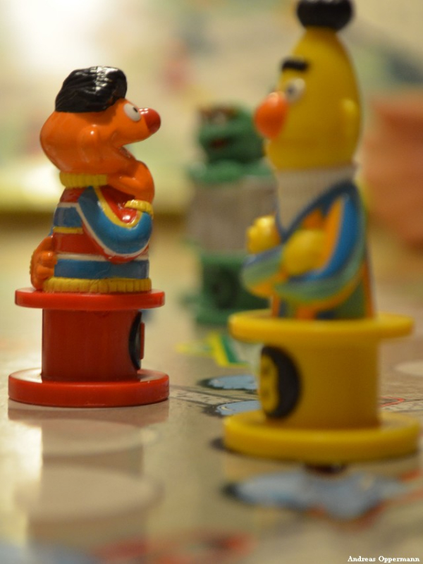 Ernie und Bert spielen Mensch ärgere Dich nicht