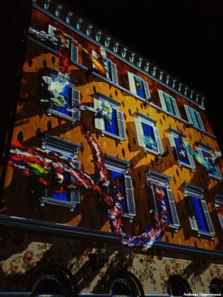 Lichtinstalation beim Fest zur Aufnahme Kroatiens in die Europäische Union in Pula.