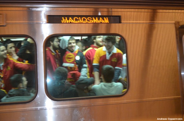 Fans in der Metro auf dem Weg zum Spiel Galataseray Istanbul gegen Siva Spor in der Türk Telekom Arena