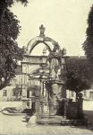 St. Nepomuk vor dem Brunnen auf dem Marktplatz (vor 1925)