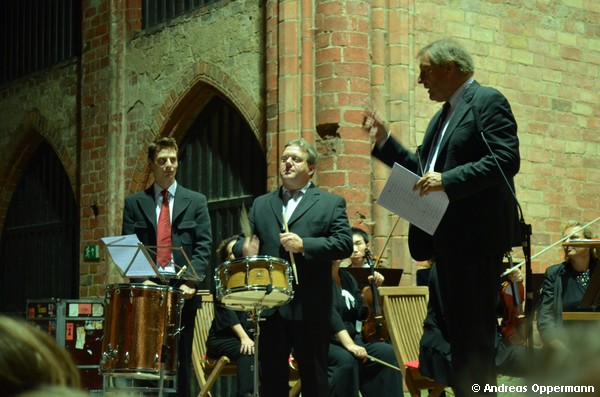 Howard Griffiths fordert das Publimkum beim Choriner Musiksommer 2012 zum richtigen Mitklatschen auf.
