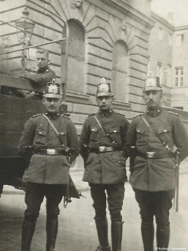 Ernst Oppermann mit anderen Polizisten (auf dem Laster)