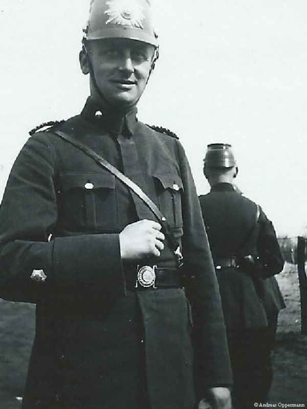 Ernst Oppermann während einer Durchsuchung im April 1933
